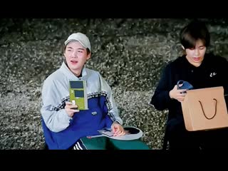 free 빵짚 в твиттере httpst coqwkpiq5vpe 방탄소년단 bts bts twt 다들 선물 야무지게 쥐고있는거 귀엽다 귀여워 httpst mp4 hd