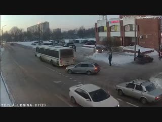 free в красном селе девушка на внедорожнике заехала на встречку возле автобусной останои но вместо того чтобы осознать hd
