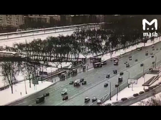 free автобус сначала долго стоит на месте после чего стартует и влетает в толпу пеше hd