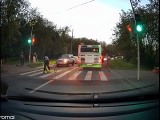 free самокатчик чуть не угодил под колеса автомобиля на заповедной улице hd