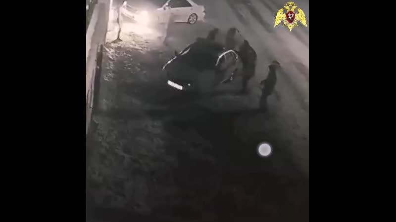 free камера видео наблюдения зафиксировала момент как пятеро молодых людей перевернули автомобиль полиции 30 ноября в чите hd