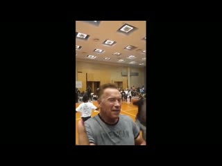 free отморозок пнул терминатора арнольда шварценеггера на мероприятии в южной африке hd