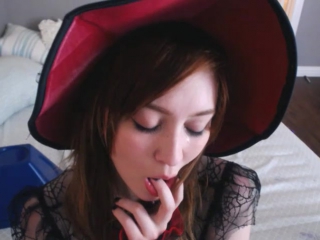 free natalia grey сочная похотливая ведьмочка с огромными сиськами удовлетворяет свою киску резиновым членом hd