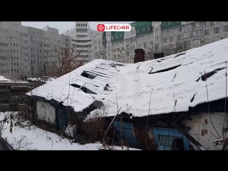 free 80 летняя бабушка живет в центре города среди дорогих высоток в избушке наполовину ушедшей под землю hd