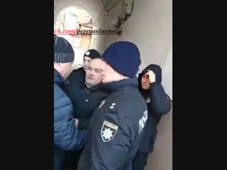 free сотрудники сбу и мвд накинулись на украинца который назвал олигарха порошенко вором и коррупционером когда тот hd