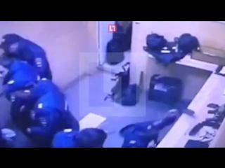 free молодые бойца росгвардии в отделе полиции попало на камеры видеонаблюдения hd