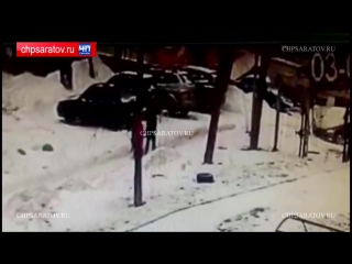 free камера сняла смертельное падение 18 летнего мальчика в колодец в саратове hd