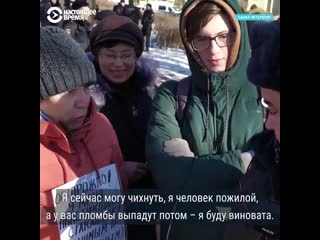 free женщина с табличкой осторожно у меня пластиковый стаканчик и полицейский на марше немцова hd
