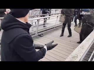 free митинг шёл своим ходом но тут появляется чувак в чёрном и всё пошло гораздо веселее hd
