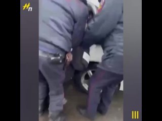 free в калининском районе пятеро полицейских силой пытались задержать школьницу hd