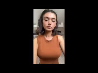 free девушка показывает почему одна грудь может быть ниже другой залипательное видео hd