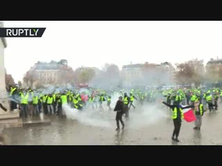 free в париже более 100 человек задержаны и 20 пострадали в ходе протестов против повышения цен на бензин hd