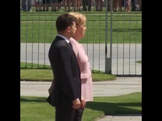 free что то с меркель не так во время встречи с зеленским в берлине ее начало буквально трясти она почти минуту не могла hd