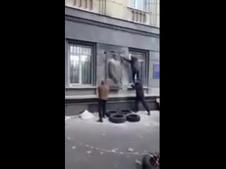 free в одессе обезьяны сорвали барельеф маршала георгия жукова со здания приморсково военкомата hd