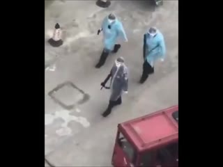 free в ухане люди в защитных костюмах ходят по городу с оружием нет зараженных нет проблем hd