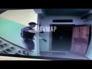 free демонстрация профессионализма и супер подготоа полицая во всей красе прострелил себе ногу hd