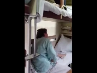free пьяный тренер по гимнастике молодые заставила подопечную сесть на шпагат на верхней полке поезда hd