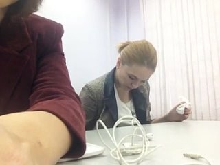 free студенка блондиночка трет фасолинку прямо в универе а знойная подружка помогает ей секси секс ебля член пизда пися hd