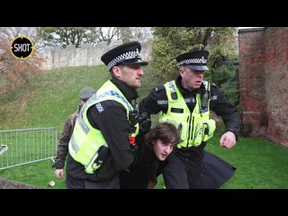 free короля чарльза и его жену камиллу закидали яйцами в йорке hd