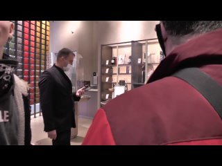 free охранник применил физическую силу к посетителю тц попытка обвинения в краже ч 1 hd