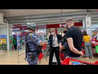 free неадекватный охранник крутит покупателя росгвардия задержала покупателя просрочка ашан hd