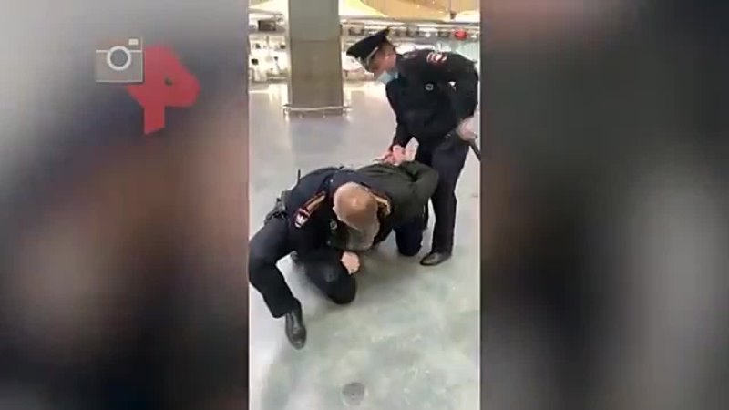 free полицейские в петербургском аэропорту пулково задержали заслуженного тренера россии по плаванию александра ильина за hd