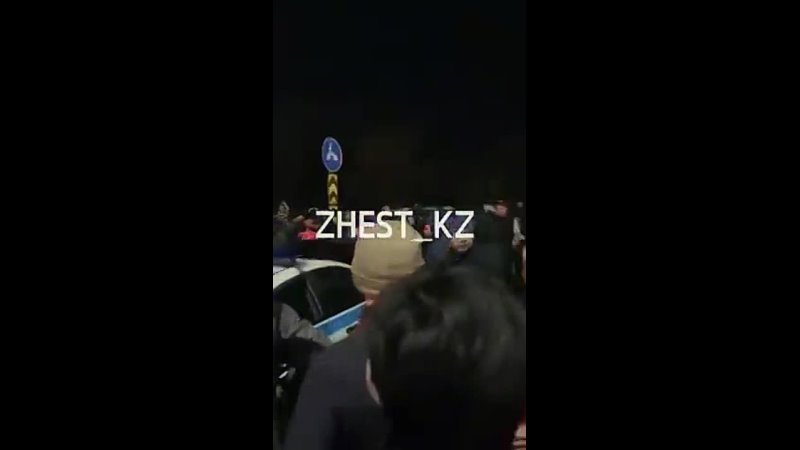 free в алматы протестующие не снимают на айфоны как полицаи избивают их товарищей не кричат позор а раскачивают hd