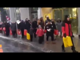 free после того как полиция канады жестко задержала мужчину который передавал топливо протестующим люди сплотились ещё hd