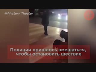 free в китае начальник заставил своих подчиненных ползти по улице на коленях за невыполнение плана hd