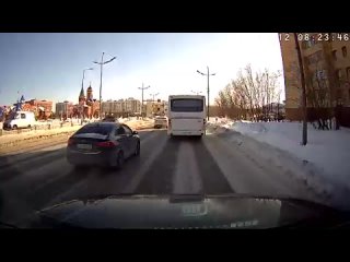 free едва не сбил людей на зебре в новом уренгое нашли нарушителя по видео в соцсетях hd