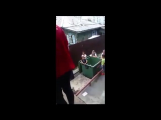 free россияне помогают друг другу делясь едой это вам не бездушные украинцы отбирающие последний хлеб у голубей hd