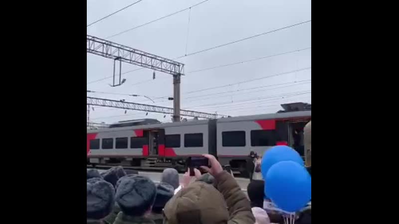 free краснодар когда приехал поезд с победобесием из сирии люди стали кричать и радоваться они все сошли с ума hd