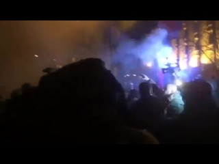 free киев 14 марта 2017 протестующие с майдана зажгли дымовые шашки возле офиса ахметова в киеве hd