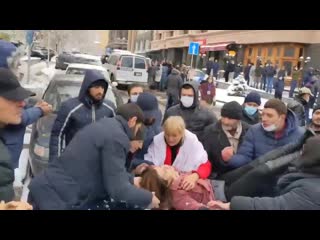 free молодая армянка потеряла сознание в дае во время протестов против никола пашиняна 24 декабря 2020 hd