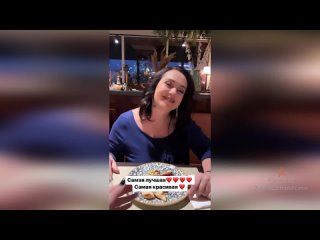 free бузова в топе оголила свои прелести встретившись с сестрой решила затмить на празднике hd