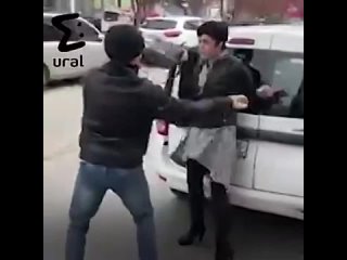 free молодая калмычка завидя машину с российскими номерами резко вошла в ярость и бросилась в бой hd