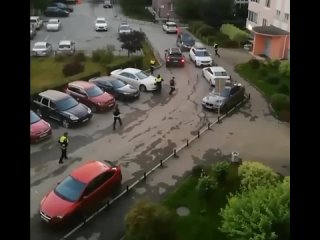 free в екатеринбурге водитель за рулем porsche таранил припаркованные машины пытаясь скрыться от полиции hd