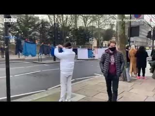 free у посольства рф в лондоне натянули вереу с синими трусами в поддержку навального 23 01 2021 hd