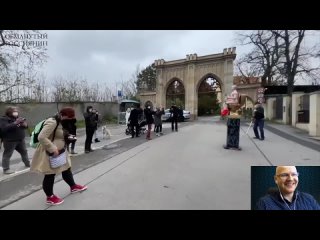 free моль на золотом унитазе с ёршиком выставили в центре города у лаврова глаза на лоб полезли hd