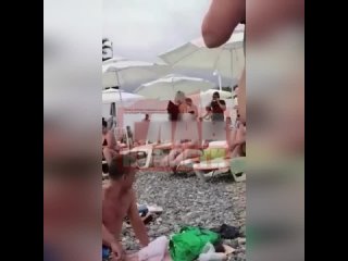 free в сочи началось нашестви нудистов на обычном общественном пляже нарисовалась абсолютно голая купальщица вскоре на hd