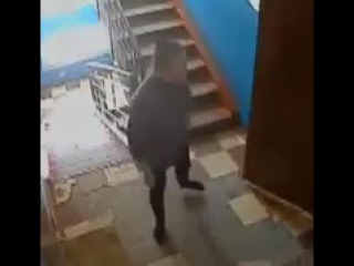 free и такое бывает в наших подъездах главное не перепутать очередность сначала показать голый зада только потом hd