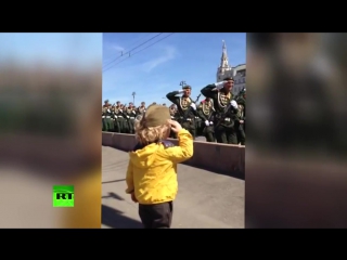 free особое мнение маленький генерал на репетиции парада победы в москве военные ответили на приветствие юного зрителя hd
