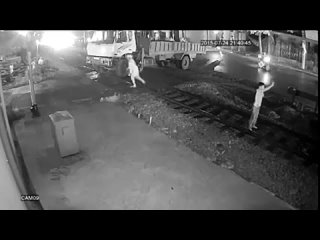 free особое мнение поезд врезался в грузовик застрявший на переезде во вьетнаме hd