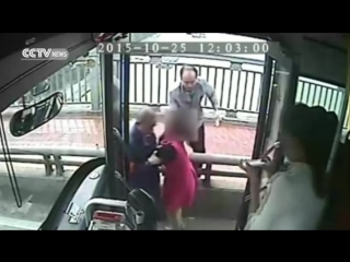 free особое мнение в китае водитель автобуса спас женщину пытавшуюся покончить с собой hd