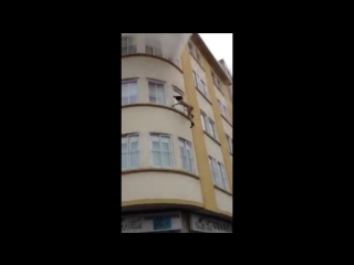 free особое мнение полуголая женщина выпала из окна горящего здания на северо западе испании hd