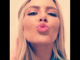 free anikka albrite и ее фирменный поцелуйчик секс звезда порно модель hd