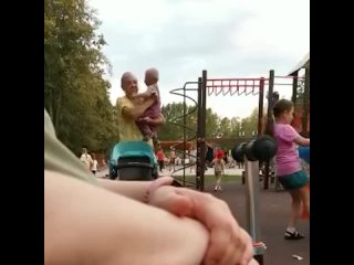 free женщина жёстко пыталась успокоить малыша потому что он не давал ей сидеть в телефоне hd