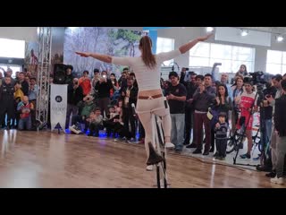 free girl biker performs you must see обалдеть можночто творит девчуля то как она изящно и умело управляется с великом hd