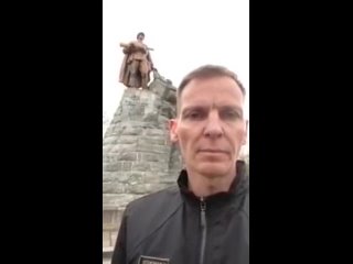 free немец призвал почтить память советских воинов павших в годы вов и приехать к монументу в германии установленному в hd