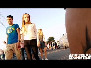 free чрезмерное внимание к попке hidden camera on ass prank hd